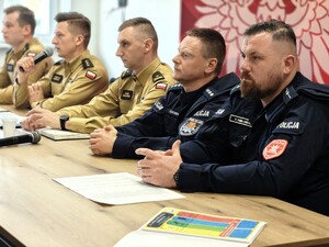 Policjanci i strażacy spotkali się z dyrektorami placówek oświatowych.