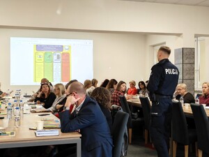 Policjanci i strażacy spotkali się z dyrektorami placówek oświatowych.