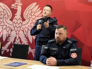 Policjanci i strażacy spotkali się z dyrektorami placówek oświatowych.