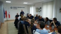 uczestnicy spotkania na sali odpraw KPP w Łęczycy
