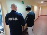 policjant w mundurze z podejrzanym o kradzieże z włamaniem.