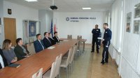 policjanci w rozmowie z przedstawicielami banków.