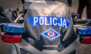 większość grafiki to przód policyjnego motocykle. Widoczny napis Policja oraz symbol policji drogowej.
