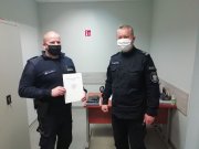 dwóch policjantów w mundurze.