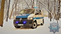 radiowóz oznakowany na tle zimowej scenerii  w dolnym, prawym roku gwiazda policyjna z napisem Łęczyca