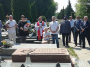 Pomnik posterunkowego Mariana Antczaka po odnowieniu a w tle uczestnicy wydarzenia na cmentarzu parafialnym w Łęczycy.