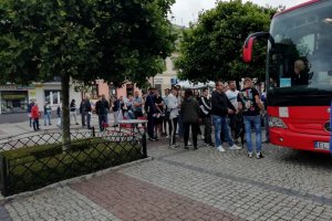 Zdjęcie przedstawia dużą grupę osób czekającą w kolejce do oddania krwi w mobilnym punckie RCKiK w Łodzi.