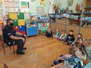 policjant podczas rozmowy z uczniami w klasie.