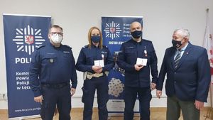 Troje policjantów i przedstawiciel PCK w sali odpraw KPP w Łęczycy.