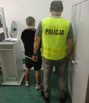 Policjant z zatrzymanym sprawca kradzieży.