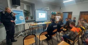 Policjantka podczas rozmowy z wychowankami ośrodka