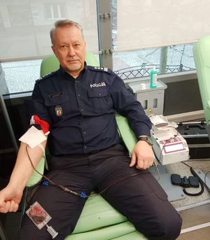 Policjant podczas poboru krwi.