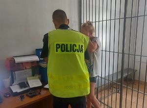 Policjant z zatrzymana podczas badania stanu trzeźwości.