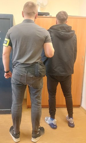 Nieumundurowany policjant z zatrzymanym.
