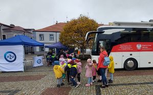 Mobilny punkt poboru, uczestnicy akcji na palcu Kościuszki w Łęczycy.