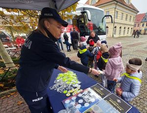 Mobilny punkt poboru, uczestnicy akcji na palcu Kościuszki w Łęczycy.