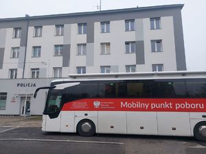 Ambulans przed budynkiem policji w Łęczycy.