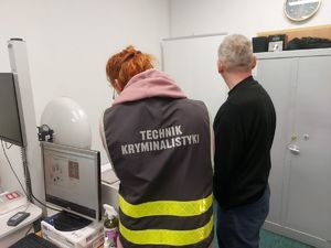 Zatrzymany podonczas daktyloskopii z technikiem kryminalistyki.