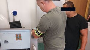 Policjant z zatrzymanym mężczyzną.