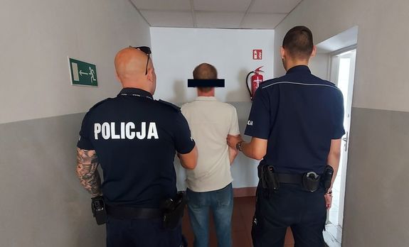 Policjanci z zatrzymanym.