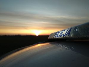 Zachód słońca i dach radiowozu.