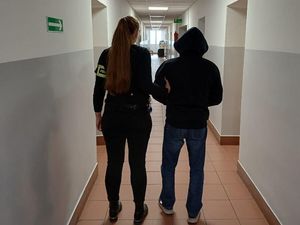 Policjantka z zatrzymanym.