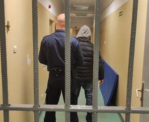 Policjant z zatrzymanym.