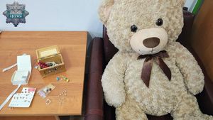 Pluszowy miś i biżuteria zabezpieczona przez policjantów.