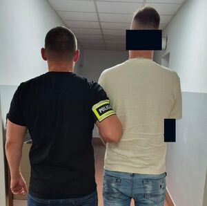 Policjant z zatrzymanym.