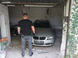 Policjanci z zabezpieczonymi pojazdami.