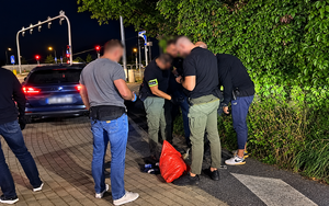 POLICJANCI Z ZATRZYMANYM.