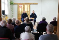 Policjanci na spotkaniu z seniorami.