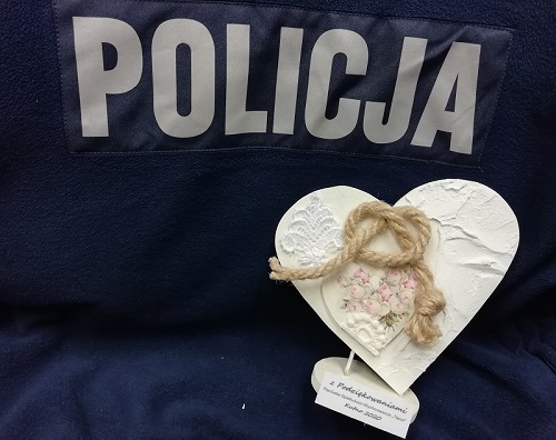 napis policja, pod spodem serce z napisem w podziękowaniu