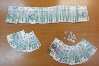 banknoty oraz monet polskiej waluty rozłożone na stole