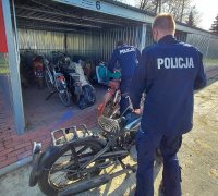 garaże policjanci wstawiają do garażu motocykle