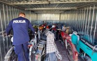 policjant w garażu wprowadza motocykle