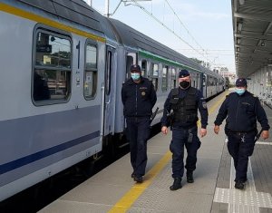 peron na dworcu dwóch funkcjonariuszy SOK oraz policjant patrolują peron, obok stoi pociąg