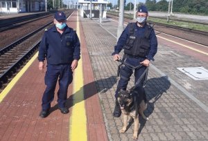 torowisko , funkcjonariusz SOK patroluje teren wraz z policjantem oraz psem służbowym