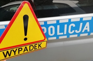 napis policja na nim żółty trójkąt z wykrzyknikiem pod spodem napis wypadek