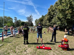 Działania na basenie miejskim w Kutnie, pogadanka na temat bezpieczeństwa nad wodą