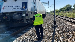oględziny pociągu wykonywane przez policjantów na miejscu zdarzenia