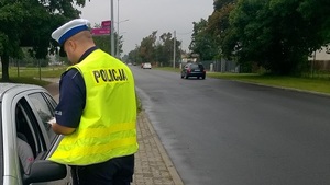 policjant wydziału ruchu drogowego przeprowadzający kontrolę drogową.