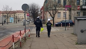 policjanci kontrolują rejon przejścia dla pieszych.