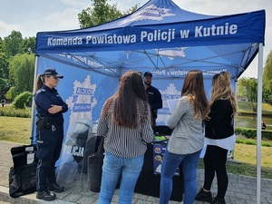 stoisko promocyjne Komendy Powiatowej Policji w Kutnie.