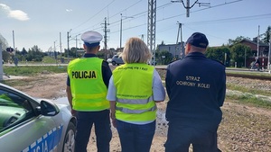 policjant, funkcjonariusz straży ochrony kolei i pracownik polskich linii kolejowych przed przejazdem kolejowym.