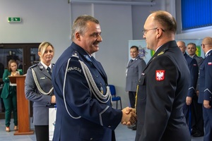 Komendant Powiatowy Policji w Kutnie otrzymuje gratulacje od Komendanta Powiatowej Państwowej Straży Pożarnej w Kutnie.