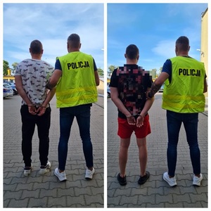 policjant prowadzi zatrzymanego mężczyznę.