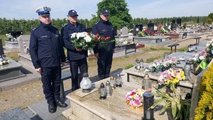 Policjanci składają wieniec na pomniku policjanta.