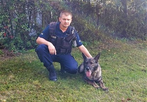 policjant asp. Marcin Bigosiński ze swoim psem słuzbowym.