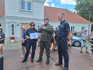 policjanci podczas spotkania z dziećmi w Leszczynku.